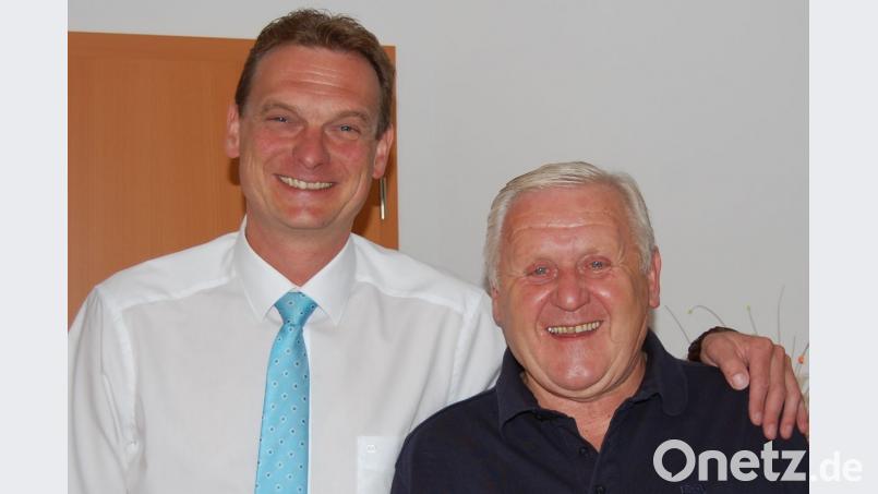 Bürgermeister Ernst Schicketanz (links) gratuliert dem ehemaligen Gemeindebediensteten Günther Arnold (rechts) zum 75. Geburtstag. Bild: sm