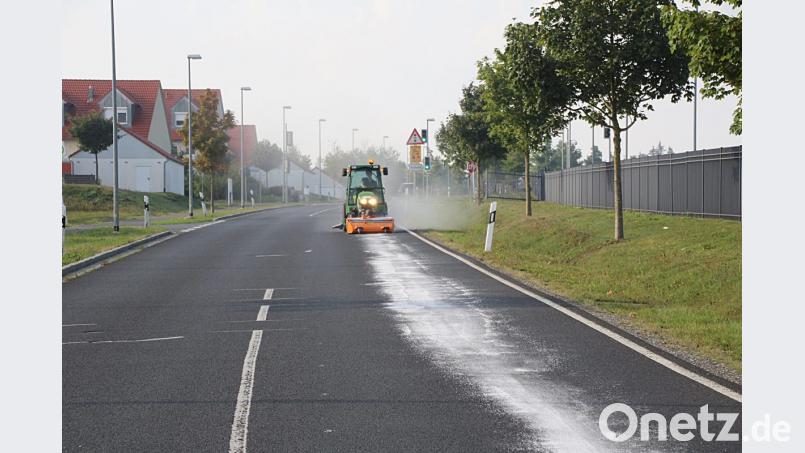 Eine Kehrmaschine säubert die Straße von der Ölspur. Bild: jma