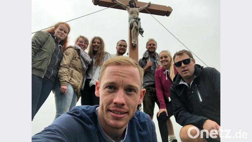 Geschafft: Zur Erinnerung an ihren Ausflug machen die Hüttener Kirwapaare ein Foto Bild: rku