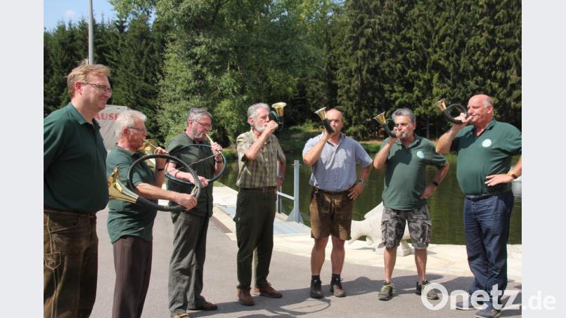 Erst nach dem Signal „Zum Essen“ der Jagdhornbläser durfte auch „Essen gefasst“ werden. Bild: frd