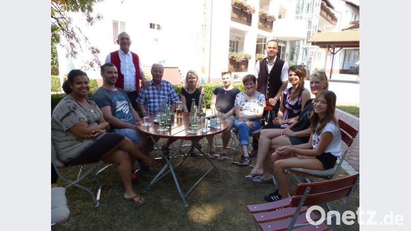 In geselliger Runde mit den Gastgebern Thomas und Katharina Auerbach (Dritte und Vierter von rechts) sowie Seniorchef Josef Auerbach (Dritter von links): Die Familie Eichmann mit den beiden Töchtern und deren Freunden sowie Sandra Löwe mit Tochter Alessia (rechts) verbrachten schöne Urlaubstage im Fensterbachtal. . Bild: Völkl