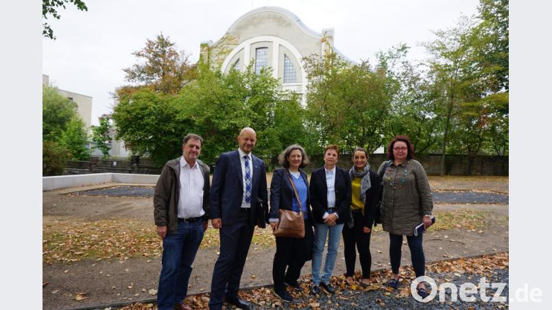 Stellvertretender Referatsleiter Dr. Robert Pick (Landesamt für Denkmalpflege), Bauoberrat Stefan Büttner (Bauamtsleiter), LfD-Abteilungsleiterin Dr. Susanne Fischer, Referatsleiterin Dr. Annette Faber (Landesamt für Denkmalpflege), Gebietsreferentin Dr. Kathrin Gentner (Landesamt für Denkmalpflege) und Maria-Magdalena Stöckert (Sachgebietsleiterin Hochbau) vor der Glasschleif. Bild: exb