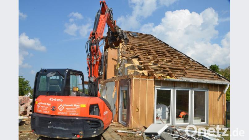 Derzeit ist die Moosbacher Spezialabbruchfirma Hierold damit beschäftigt, das Ascherl-Haus, bis zur Kellerdecke abzutragen. Das Wohnhaus in Fertigbauweise wurde vom ehemaligen Stadtpfarrer Franz-Xaver Reitinger als Ruhestandssitz erbaut. Später zog dort Prälat Johann Ascherl ein. Bild: dob