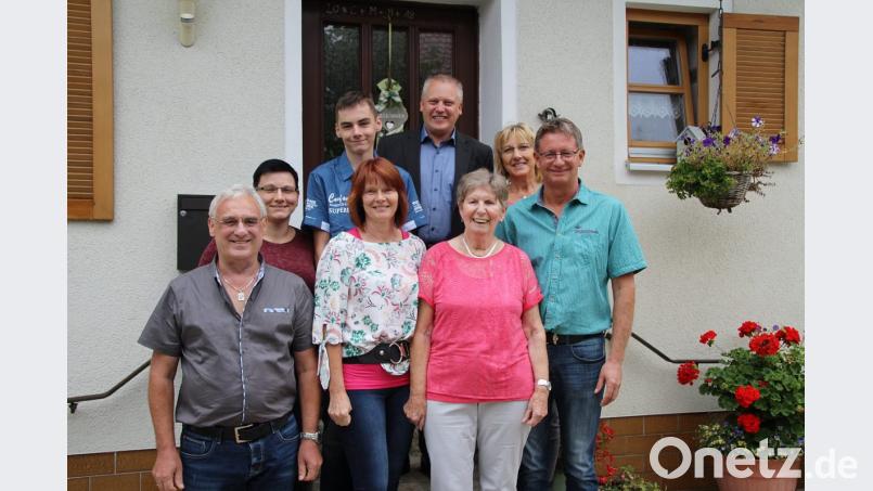 Rosa Sporer (vorne, Zweite von rechts) im Kreise ihrer Lieben. Bürgermeister Jürgen Kürzinger (oben, Mitte) gratuliert ihr zum 80. Geburtstag. Bild: jma