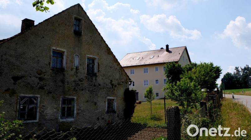Alt und neu. Seit der Eingliederung der Flosser Landgemeinden in den Markt im Jahr 1972 hat sich auch baulich viel geändert. Dieses Bild macht es deutlich: der alte und der neue Bauernhof. Bild: le