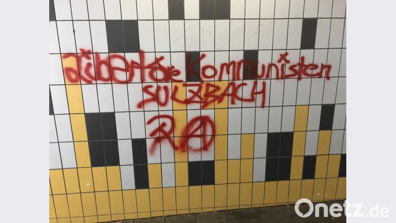 Mit roter Farbe gesprüht, prangen jetzt überflüssige Parolen in der Fußgängerunterführung. Bild: ge