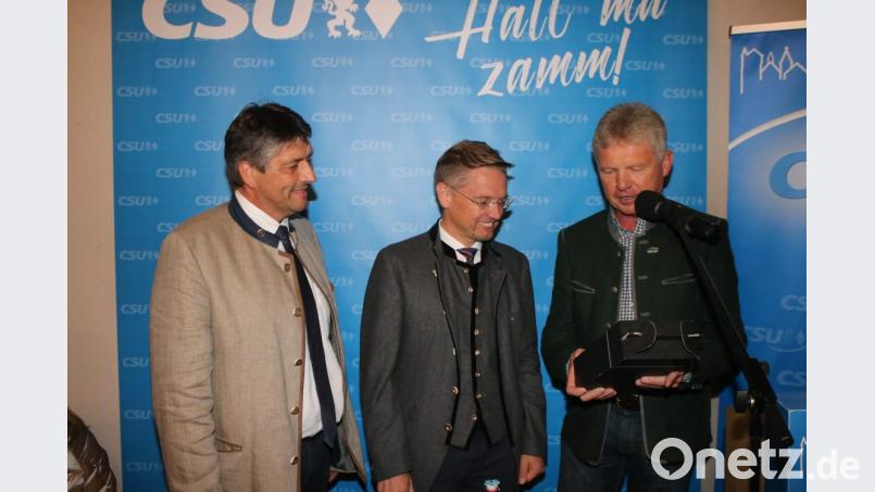 Bürgermeister Edgar Knobloch (links) und CSU - Ortsvorsitzender Gerald Morgenstern beglückwünschten MdL Tobias Reiß (Mitte) zu seinem 50. Geburtstag. Bild: sne