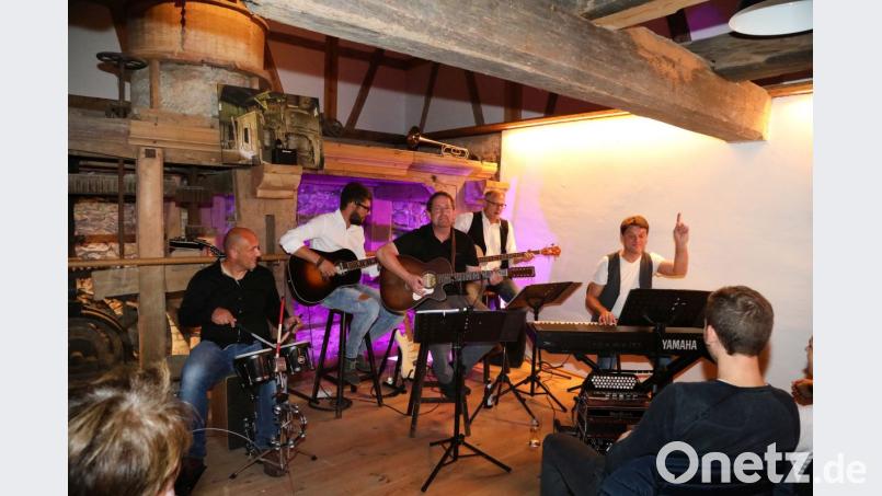 Die Combo Ois echt setzt sich zusammen aus (von links): Alois Heimler, Tobias Rauscher, Hans Miesbeck, Josef Zweck und Gerhard „Bifi“ Köbler. Bild: Gerhard Götz