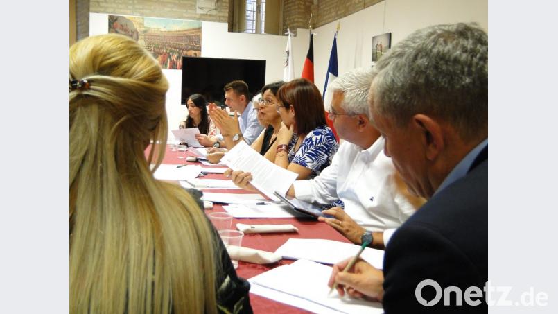 Oberbürgermeister Kurt Seggewiß (rechts) macht bei einer Konferenz Notizen. In Macerata besprechen die Delegationen einen Filmwettbewerb für junge Leute. Bild: esa