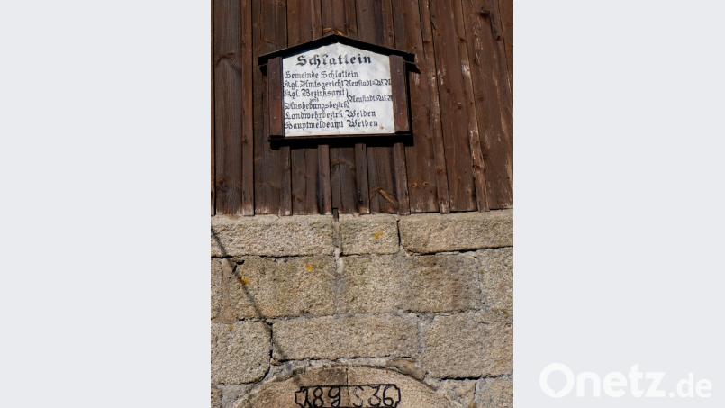 Alte Ortstafel prägen noch in vielen Dörfern das Ortsbild, wie hier im früheren Golddorf Schlattein. Bild: le