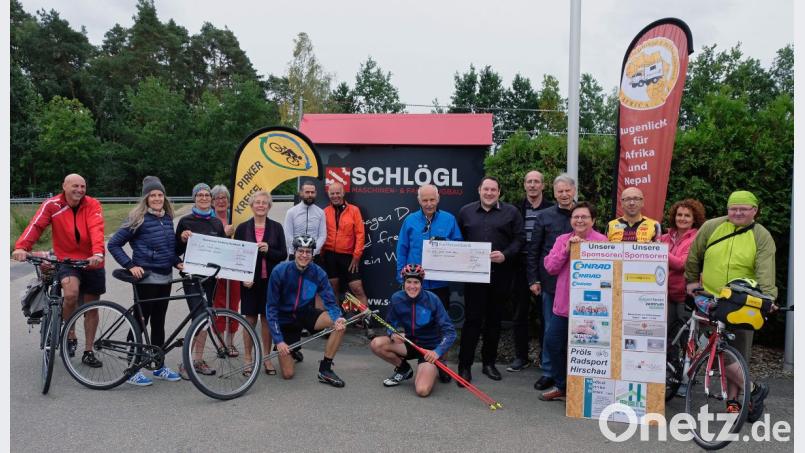 Trotz widriger Wetterbedingungen war der „16. Pirker Kreisel“ ein Erfolg. 156 Teilnehmer ersportelten dank der Sponsoren und der Scheffmann-Spende die Summe von 4000 Euro. Den Spendenscheck übergaben Kreisel-Gründer Josef Böller (Mitte) und Stefan Schlögl (rechts daneben) an Prof. Dr. Dieter Dausch (Fünfter von rechts), den Africa-Luz-Vorsitzenden. Mit im Bild: Chef-Organisatorin Bärbel Birner (Vierte von rechts). Bild: u