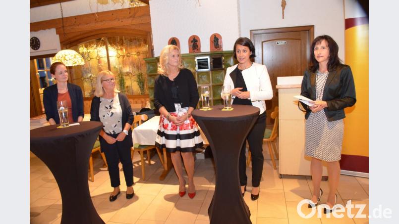 Susan Kröber, Maria Neumann, Andrea Lang und Tanja Renner beantworten die Fragen der Kreisvorsitzenden Tanja Schiffmann (von links). Bild: fz