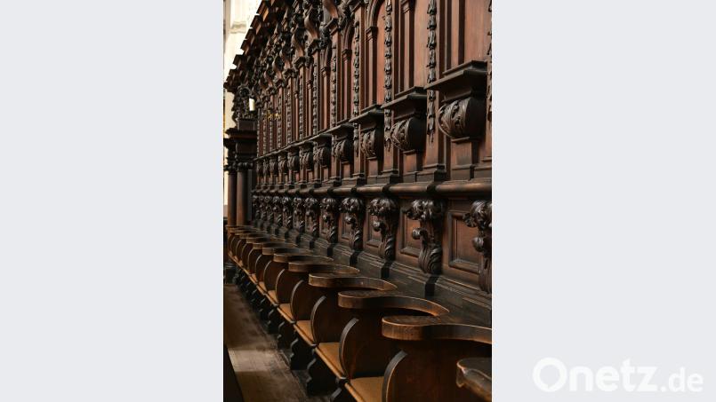 Die Akanthusranken sind das Markenzeichen von Johannes Hörmann: Er hat das Chorgestühl von St. Georg geschnitzt. Bild: Petra Hartl