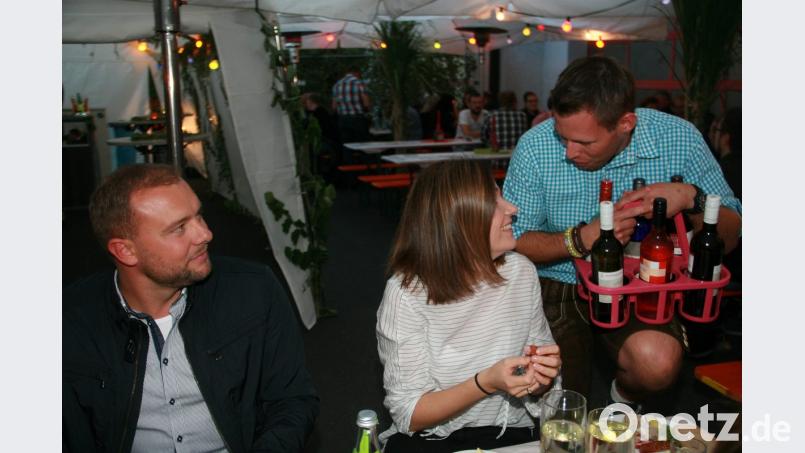 Alle Jahre findet das Weinfest der Feuerwehr ein begeistertes Publikum. Zum Erfolg trägt auch das freundliche, feuerwehreigene Servicepersonal bei. Bild: wro