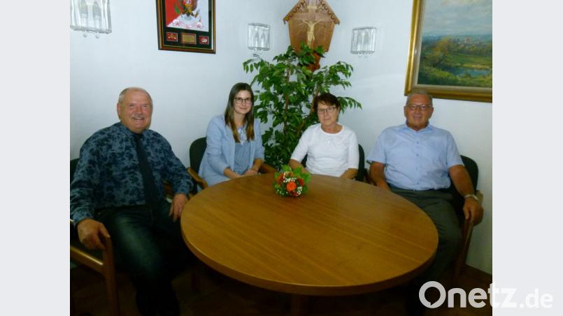 Bürgermeister Peter Lehr heißt Sarah Kellner (Zweite von links) zusammen mit den VdK-Vorsitzenden Klaus Lehl und Gerda Rupprecht (von rechts) im Rathaus willkommen. Bild: rn