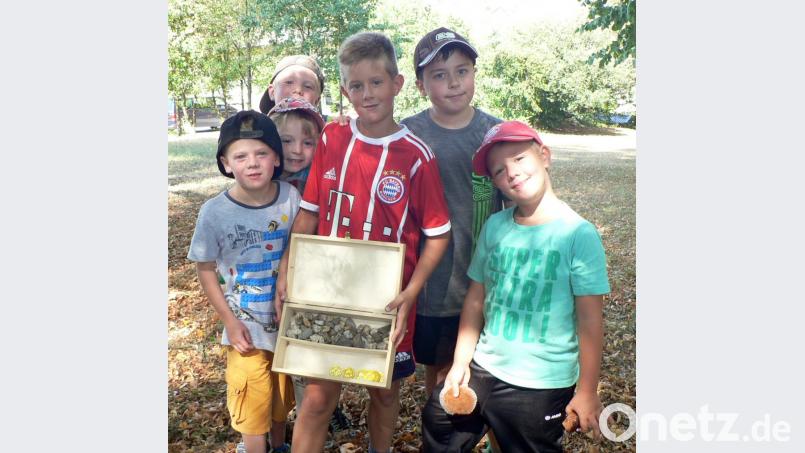 Die sechs Jungs nannten sich "Räuber Hotzenplotz" und fanden eine Schatzkiste mit Münzen. Bild: lep