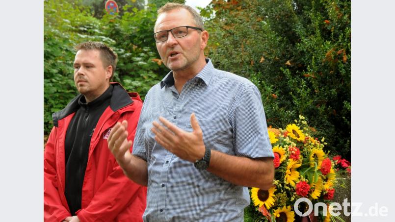 Der Einsatz für ein friedliches Zusammenleben und für Völkerverständigung gehören schon immer zu den Grundlagen der Politik der IG Metall, stellen der 2. Bevollmächtigte Udo Fechtner (rechts) und der Referent Harald Enßner (links) fest. Bild: Stephan Huber