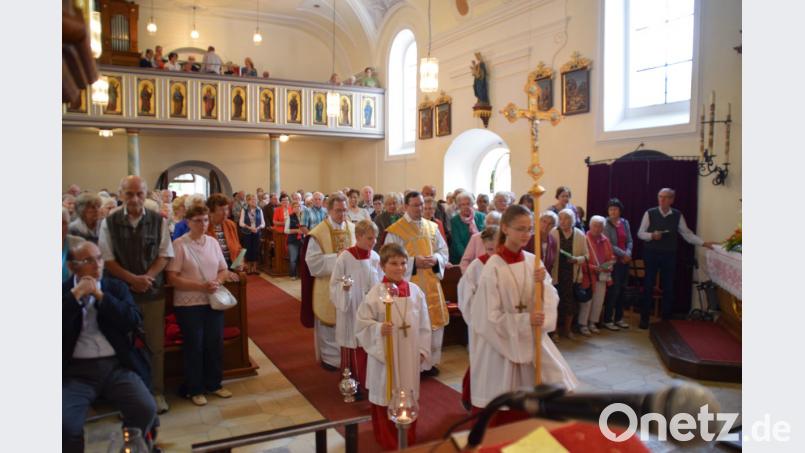 Nur ein kleiner Teil der Wallfahrer fand in der Kirche Platz, in die die beiden Zelebranten der Pfarreiengemeinschaft, Pfarrer Christian Schulz (links )und Pfarrvikar Christian Preitschaft (rechts) mit den Ministranten einzogen. Der weitaus größere Teil der Gläubigen versammelte sich um das Gotteshaus. Bild: swo