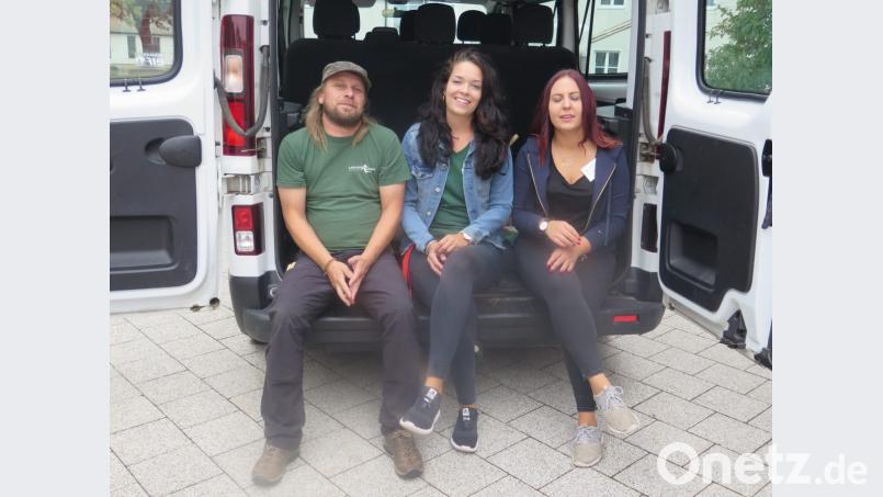 Als am letzten Tag (Freitag, 31. Juli) in Kemnath die Kinder weg sind, müssen Chef Stephan Müller, Standortleiterin Lisa Mardaus und Betreuerin Lisa Engelbrecht (von links) alle Materialien verladen und nach Trabitz transportieren. Lisa Engelbrecht war schon als Schülerin bei Learning Campus dabei. Bild: jzk