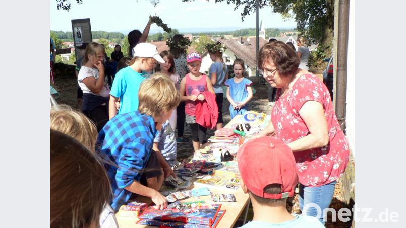 Die Kinder durften sich Preise aussuchen. Bild: lep