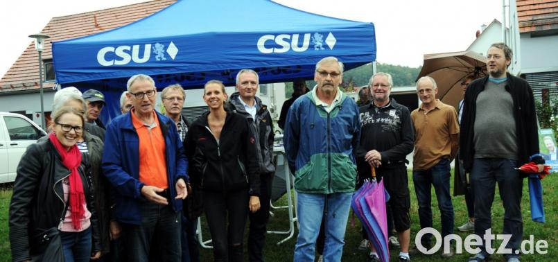 Der Vorsitzende des CSU-Ortsverband Karmensölden Norbert Wasner (vorne, Dritter von links) notierte sich die Sorgen und Nöte der Speckmannshofer Bürger und sicherte Abhilfe zu.Landtagsabgeordneter Harald Schwartz (Fünfter von rechts) nutzte das Feierabend-Seidl, um auf die Bedeutung der Bezirlstags- und Landtagswahlen hinzuweisen. Bild: gfr