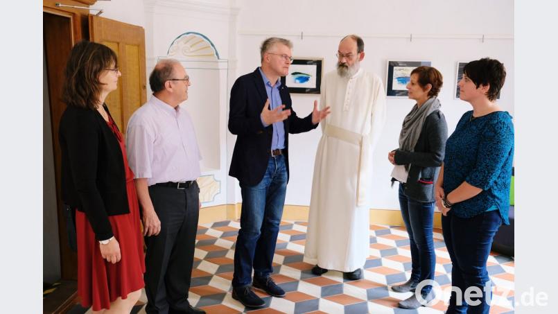 Auf eine „Stationenreise“ begeben sich am Dienstag Vertreterinnen der Bayerischen Grünen im Kloster Speinshart. Unser Bild zeigt Landesvorsitzende Sigi Hagl (Zweite von rechts) im Gespräch mit Thomas Englberger (Dritter von links) Weitere Gesprächsteilnehmer waren Gemeinderätin Barbara Müller (links), Pater Andreas (Zweiter von links), Prior Benedikt (Dritter von rechts) und Landtagskandidatin Anna Toman (rechts). Bild: do