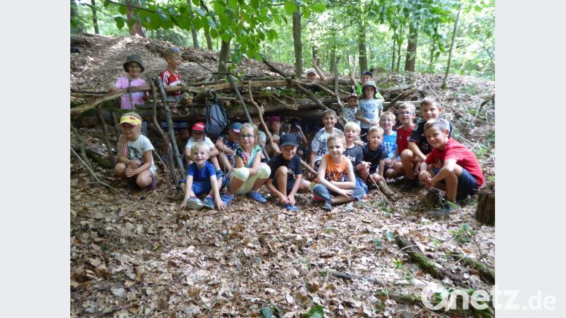 Viel Spaß haben die Kinder beim Bau eines Unterstands. Bild: stn