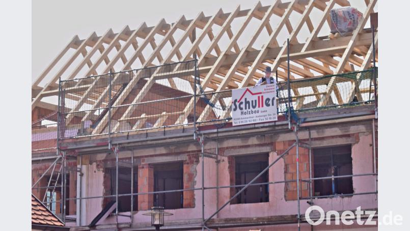 Zimmermeister Martin Birner von der Firma Holzbau Schuller trägt den Richtspruch vor. Bild: no