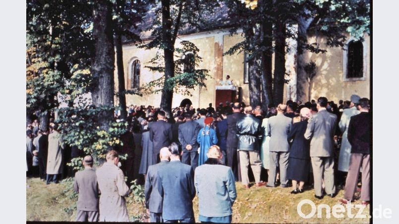 Viele Gläubige lauschten im Freien in den 1950er-Jahren den Worten des Bergfestpredigers. Bild: rha