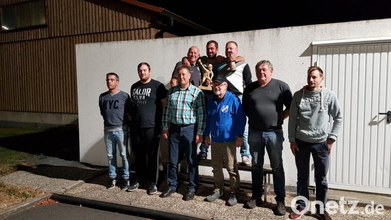 Klaus Reindl, Josef Lang und Jörg Bauer (hinten, von links) holten bei der vereinsinternen Asphaltstock-Meisterschaft den Sieg. Mit im Bild (vorne, von links) Vorsitzender Otto Gradl, Sebastian Härtl, Markus Neumann, Alois Weiß, Wolfgang Rosner und Tobias Lauterbach. Bild: exb