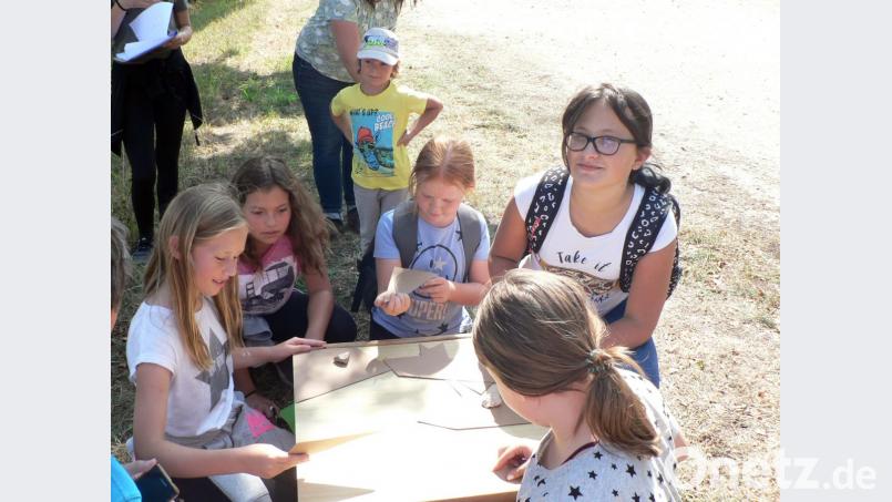 Die 13 Aufgaben waren zum Teil ganz schön knifflig. Hier musste die Gruppe ein geometrisches Puzzle lösen. Konzentration war gefragt. Bild: lep