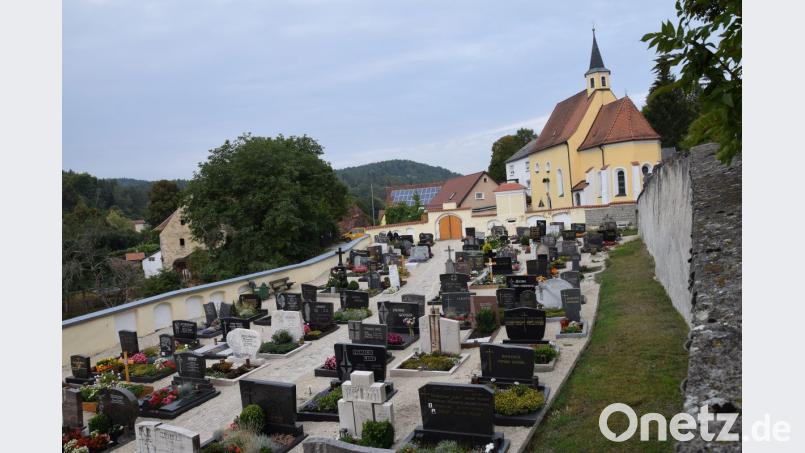 Die Salvatorkirche mit Friedhof in Hohenburg. Bild: bö