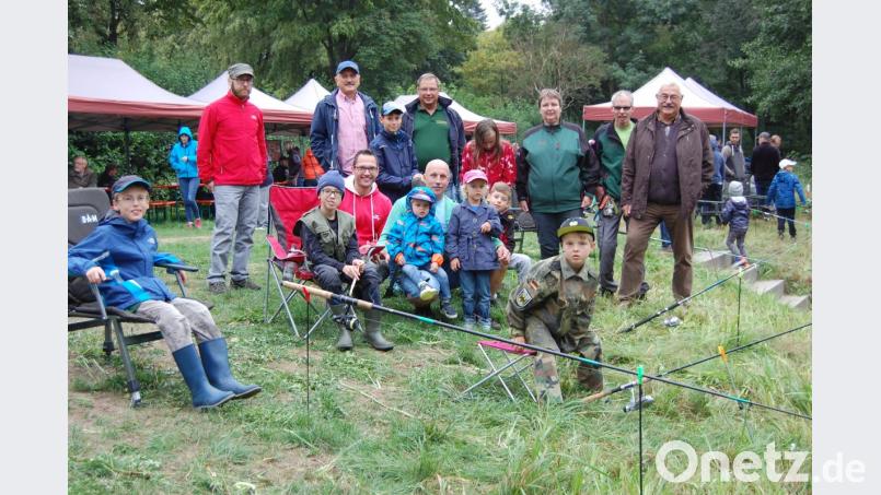 Auch wenn das Wetter nicht so mitspielt, die Teilnehmer am Familienangeln haben dennoch riesigen Spaß. Bild: sm