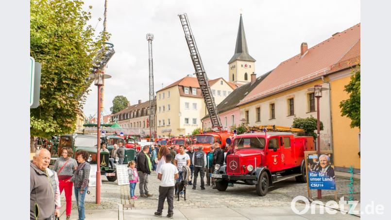 Nach dem Konvoi alter Einsatzfahrzeuge am Samstag, 8. September, durch den Landkreis, sind die Oldtimer am Sonntag, 9. September, auf dem Windischeschenbacher Stadtplatz ausgestellt. Bild: sml