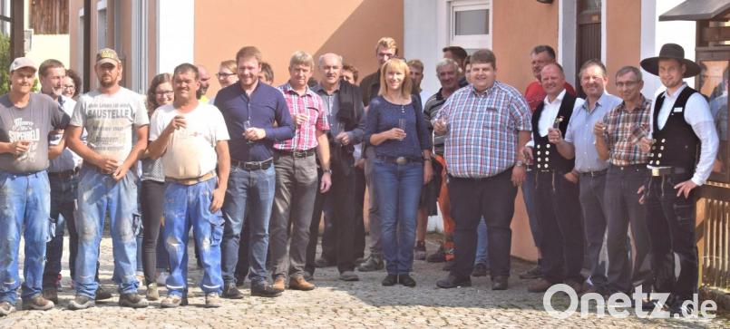 Zahlreiche Gäste stoßen auf das Gelingen des Bauvorhabens an. Bild: no