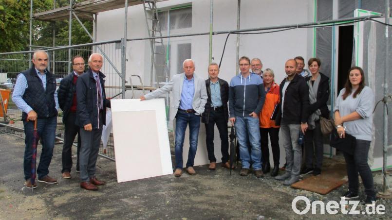 Der Gemeinderat um Bürgermeister Peter König (Dritter von links) ließ sich von Innenarchitektin Maja Rüsch (Zweite von rechts) zur Fassadengestaltung des ehemaligen Bahnhofs beraten. Das Entscheidungsgremium setzte einen einstimmigen Beschluss für die Fassadengestaltung des ehemaligen Bahnhofs Neusorg in einem Beige-Braun-Ton und Altweiß. . Bild: kkl
