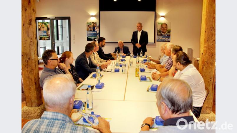 CSU-Mitglieder aus Etzelwang und den Nachbargemeinden treffen im Gemeindestadel mit den Landtagsabgeordneten (an der Stirnseite des Tisches, von links) Eberhard Rotter und Harald Schwartz zusammen. Bild: ds