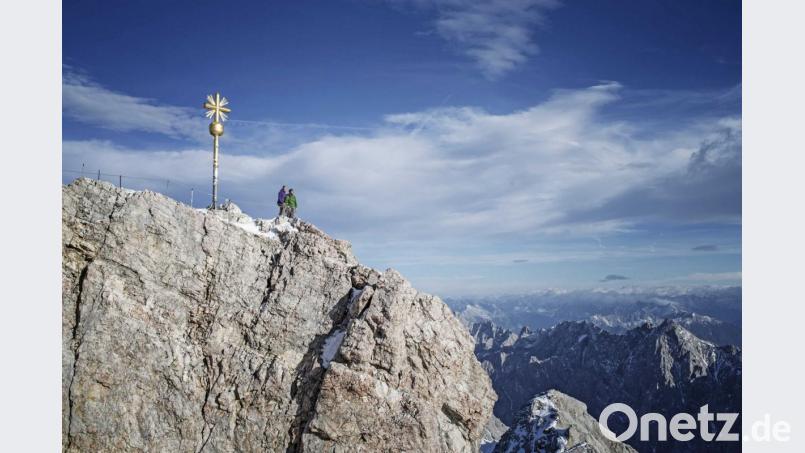 Das Ziel der Extremsportler, die auf dem Rennrad und zu Fuß unterwegs sein werden: Der Gipfel der Zugspitze. Bild:  Bayerische Zugspitzbahn Bergbahn AG/Matthias Fend