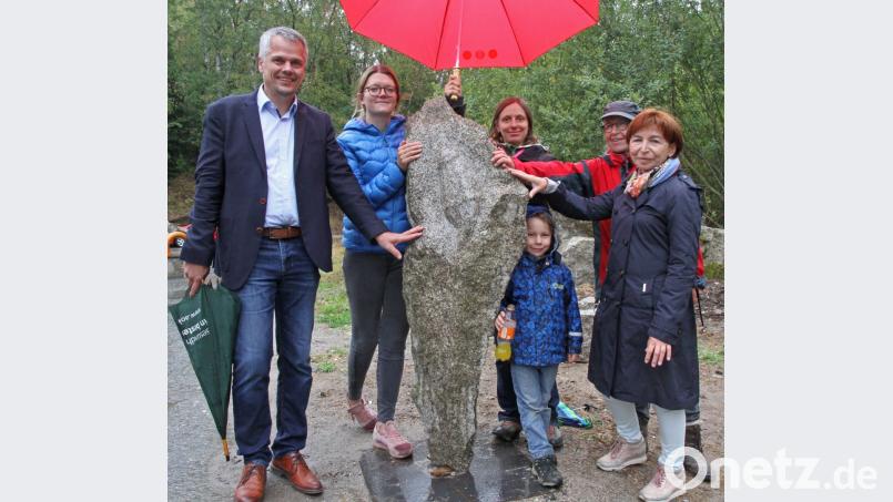 Ein großer Tag für den Granit und für Flossenbürg: Bürgermeister Thomas Meiler, die Geschäftsführerin der Granitwerke Baumann Winnie-Anna Hauser, Künstlerin Elli Billmann mit Sohn August, Verena Reimann und Angela Baumann (von links) bei der Skulptur "Samenkapsel". Das Kunstwerk ist ein Geschenk an den Ort. Bild: nm