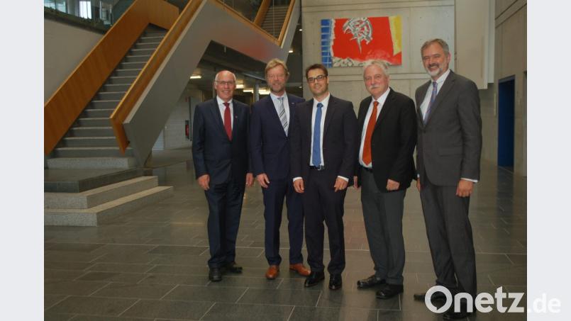 Über die Berufung von Mathias Obergrießer (Mitte) auf die Stiftungsprofessur "Digitalisiertes Bauen" freuten sich (von links) Ewald Weber (BBIV Ostbayern), OTH-Präsident Wolfgang Baier, Dekan Andreas Maurial und Martin Schneider, BBIV-Geschäftsstellenleiter. Bild: Hanna Gibbs