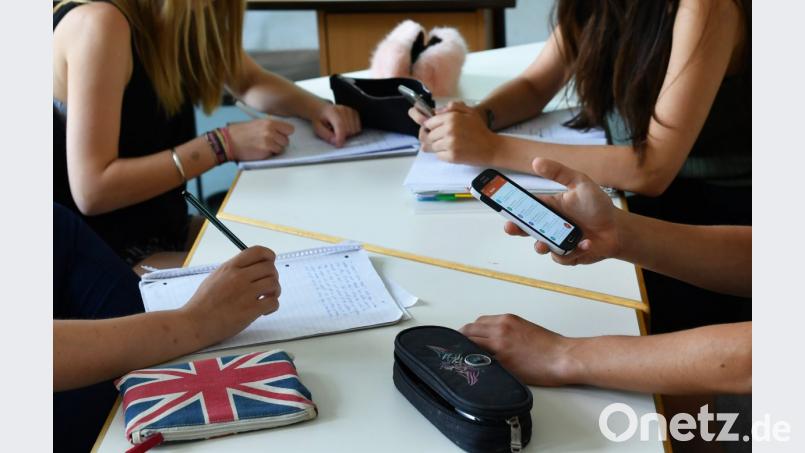 Ist die Verwendung eines Smartphones in der Schule sinnvoll? Das bayerische Kultusministerium sieht Handlungsbedarf, diese Frage zu klären und hat Versuchsschulen ausgewählt, die Konzepte erarbeiten sollen. Das Max-Reger-Gymnasium ist eine Einrichtung von 22 in der Oberpfalz. Bild: agentur_dpa