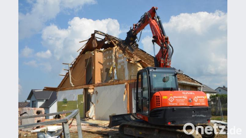 Derzeit ist die Moosbacher Spezialabbruchfirma Hierold damit beschäftigt, das Ascherl-Haus, bis zur Kellerdecke abzutragen. Das Wohnhaus in Fertigbauweise wurde vom ehemaligen Stadtpfarrer Franz-Xaver Reitinger als Ruhestandssitz erbaut. Später zog dort Prälat Johann Ascherl ein. Bild: dob
