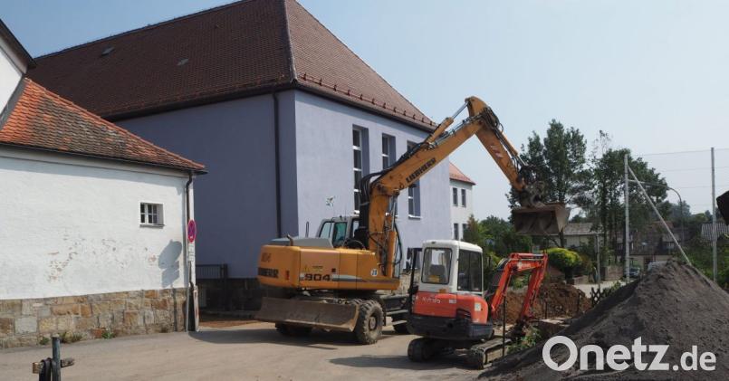 Die Straße an der Schule ist für kurze Zeit und der Zugang zum Schulhof für längere Zeit gesperrt. Bild: gz