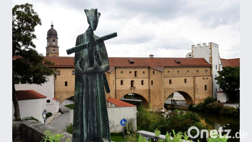 „Über sieben Brücken musst du geh’n“: In der Amberger Altstadt kann man genau das tun. Stadtführerin Hannelore Zapf weiß dazu einiges zu erzählen. Auch zur Nepomuk-Statue an der Kurfürstenbrücke, wo der Rundgang beginnt. Bild: Petra Hartl