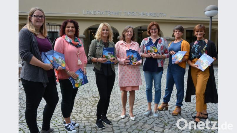 Sind wieder stolz auf das neue Programm der Volkshochschule Tirschenreuth für 2018/2019. Im Bild die Mitarbeiterinnen der VHS (von links) mit Christina Zeitler, Iwona Schultes, Anja Schieder, VHS-Leiterin Angelika Schraml, Gabi Schertler, Bettina Lux und Silvia Scharnagl. Bild: jr