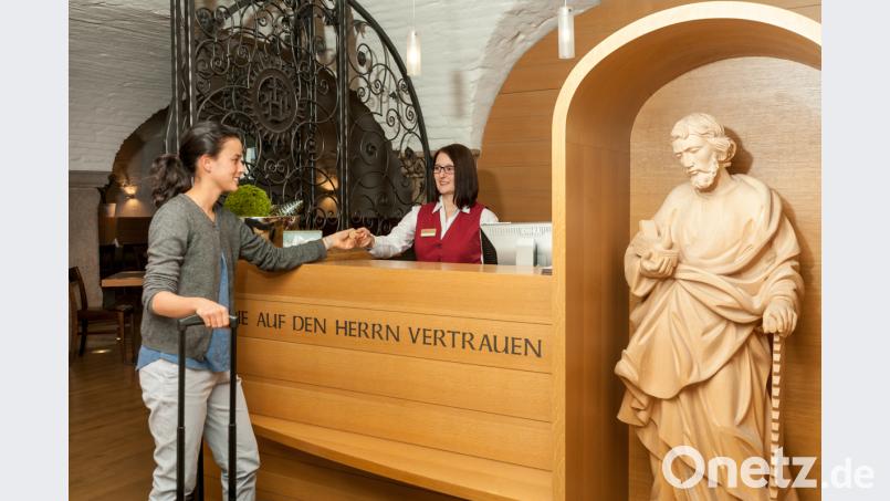 Melanie Kumeth (rechts) macht die Tätigkeit im Haus St. Joseph des Klosters Waldsassen großen Spaß. Bild: exb
