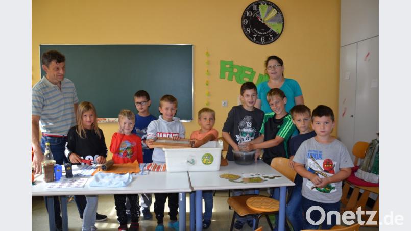 Voller Eifer waren die Kinder beim Papier schöpfen unter Leitung von Umweltberater Peter Hägler und Silke Krämer von der Ferienbetreuung. Bild: gi