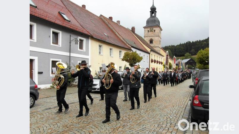Die Vereine marschieren nach dem Festgottesdienst zurück zu den Vereinslokalen. Bild: hl