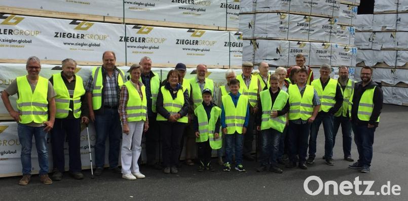Die Falkenberger Besuchergruppe mit Matthias Grundler (rechts ), Vertriebsleiter Peter Träger (links ) und Bürgermeister Herbert Bauer (Mitte). Bild: exb