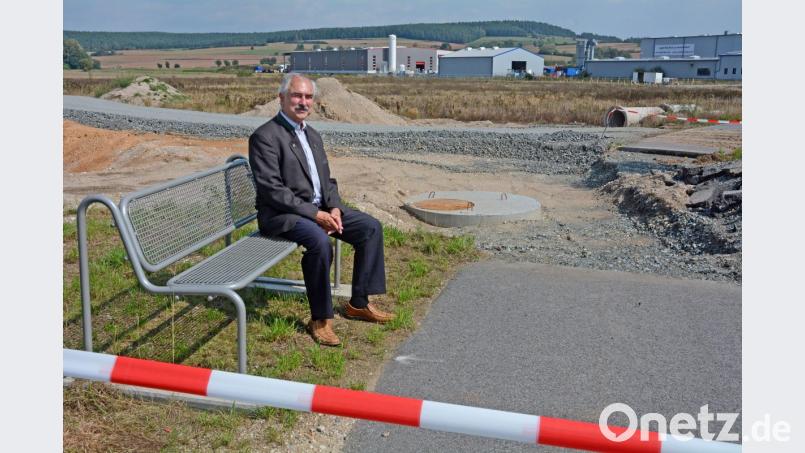 Bürgermeister Karl-Heinz Preißer kann sich beruhigt auf die Bank setzen. Knapp 10000 Quadratmeter misst das Areal im Gewerbegebiet &quot;Obere Tratt&quot;, in dem die Firma KF-Insinger in Kürze das Bauen anfängt Bild: gsb